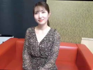 丰满浑圆大屁股对着摄像头 假肉棒不停的在肉穴里进出 插出了许多白浆